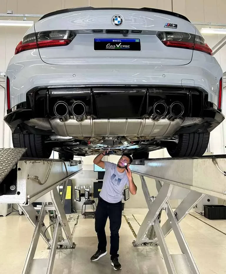 Inspeção da parte inferior de um BMW M3 no elevador