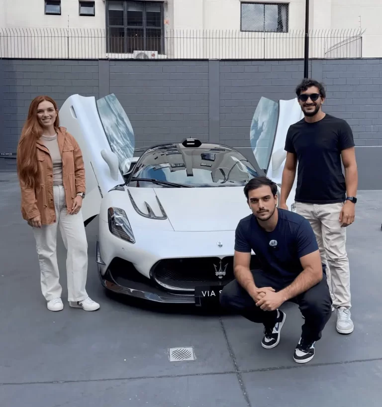 Equipe da CarVerse ao lado de uma Maserati MC20