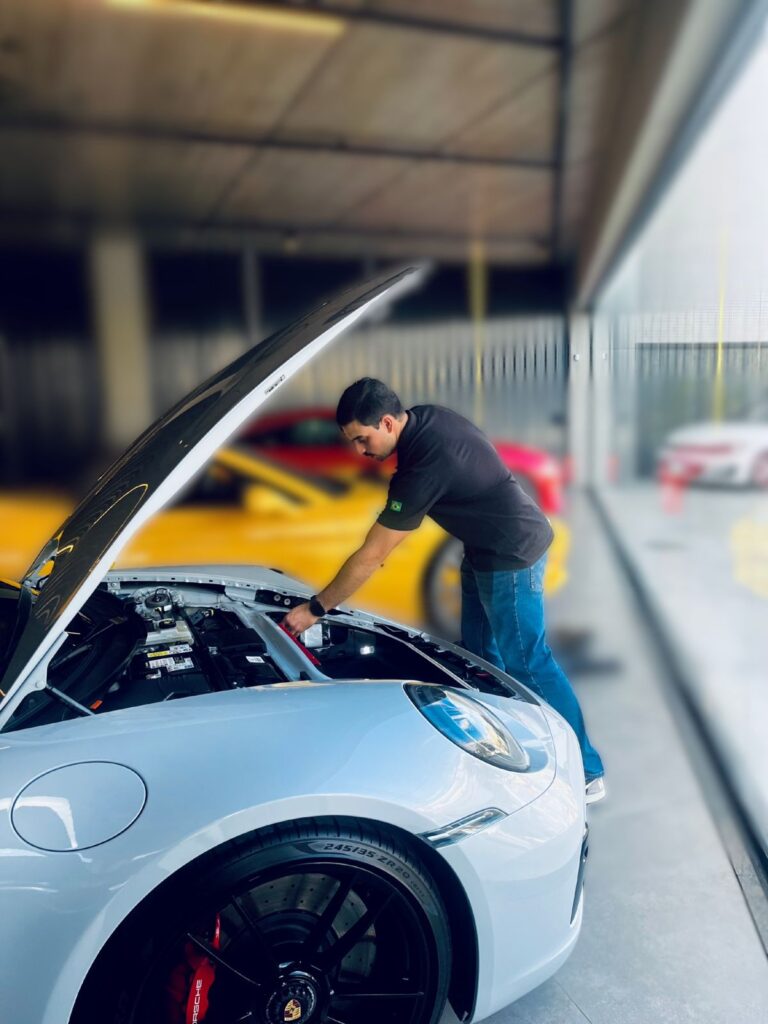 Vistoria pré-compra de um Porsche com o capô aberto