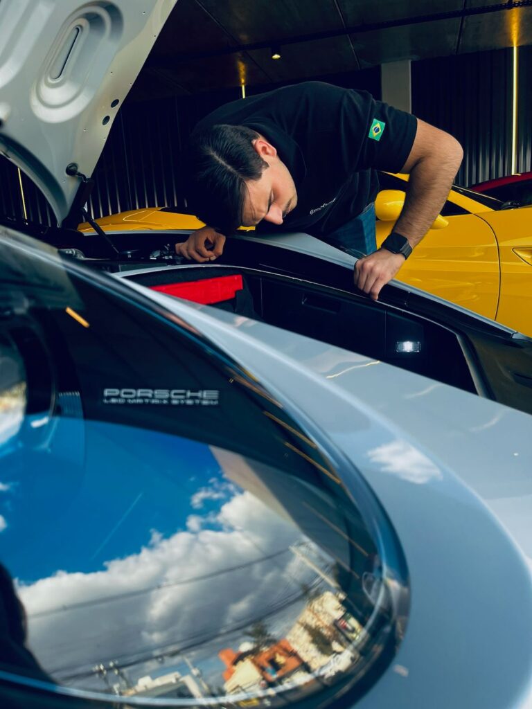 Inspeção do motor de um Porsche na vistoria pré-compra da CarVerse
